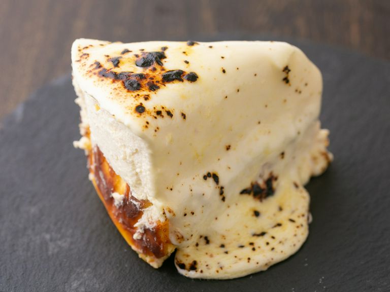 バスクチーズケーキに、風味や苦みを加えた絶品デザート『炙りバスクチーズケーキ』