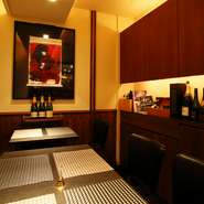 世界三大珍味の黒トリュフや白トリュフ、フォアグラなどの高級食材を使用した絶品料理とヴィンテージワインのマリアージュを楽しめる店。カウンター席やカーテンで仕切った半個室は、もてなしの場に最適です。
