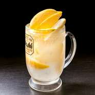 凍らせたレモンを氷の代わりに入れるので、お酒が薄まることなく最後まで美味しくいただけます。
追加は2杯まで。
追い足し（2杯まで）290円