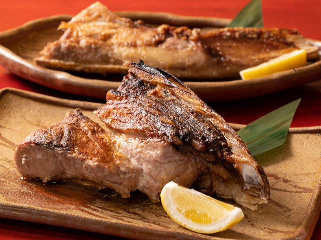 素材は本マグロを焼いた『本マグロのカマ焼き、アゴ焼き、尻尾焼き3種』