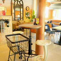 木目調の温かい空間でデザートを