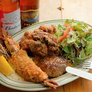 産地はしばらず、状態の良いものを厳選して仕入れ。中でもビッグサイズの海老は、希少なものなのだとか。選び抜いた食材でつくる料理の数々は、美味しいのはもちろんのこと、ボリューミーで食べ応えも抜群です。