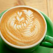 気さくなスタッフが明るく迎え入れてくれるアットホームな雰囲気。おひとり様でもふらっと訪れたくなるような、気軽さも魅力です。オリジナル焙煎のコーヒーで「ホッ」と一息、リフレッシュなんていかが。