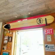 オーナーがDIYでつくりあげた手づくりカフェ。アメリカから取り寄せた雑貨をメインに飾られた店内は、どこを切り取ってもフォトジェニック。