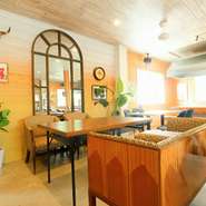 店内は、木の温もりを活かした和みの空間が広がります。どことなく懐かしい80年代の音楽が優しく耳に届き、鼻先をくすぐる珈琲の香り。大切な家族や友人とくつろぎながら、話も弾むひとときが過ごせることでしょう。