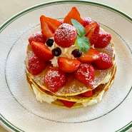 甘いもの好きで集まってにぎやかに女子会を。一皿に乗ったふわふわのパンケーキと、その他のスイーツ1つ1つに注目を。飲み会の後にも女子会ができる嬉しいお店です。