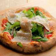 アメリカの地を訪れたかのようなオシャレな外観。ハワイアンレゲェが流れる店内は、アメリカから取り寄せた雑貨に囲まれて異国にいるような気分になれます。