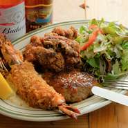 小さい子どもから大人まで、老若男女問わず人気のメニュー。ビッグサイズの「エビフライ」ジューシーな「ハンバーグ」カラッと揚げた「唐揚」がのった豪華なプレート。ボリューミーながら、ペロリと完食できます。