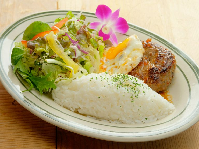 特製の「オリジナル和風ソース」がクセになる『ロコモコ』