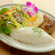 ハワイ気分も味わえる一品。肉汁がじゅわ～っとあふれる「ハンバーグ」と、特製のオリジナル和風オニオンソースが絶妙にマリアージュしています。目玉焼きと合わせれば、箸が止まらなくなりそうです。