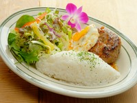 特製の「オリジナル和風ソース」がクセになる『ロコモコ』