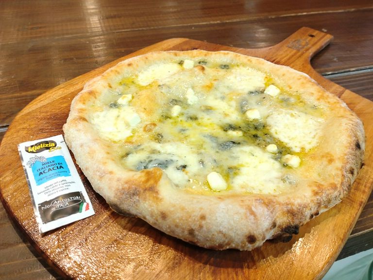 外はカリッ、中はモッチリ食感の『クアトロフォルマッジ』
