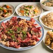 焼肉と中華料理5品がセットになったお得なコース。仕入れ状況によって、メニューが決まるので、訪れる度に異なる味わいに出会えるハズ。「今日は何を食べられるんだろう」と考えるだけで、ワクワクさせてくれます。