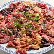 「秘伝のタレ」をたっぷり絡めていただく『焼肉』。「上ロース」「上バラ」は国産のものを味わえるのだとか。そのほか、レバーやホルモン、ハラミ、骨付きカルビなど、さまざまな肉を思う存分に堪能できます。