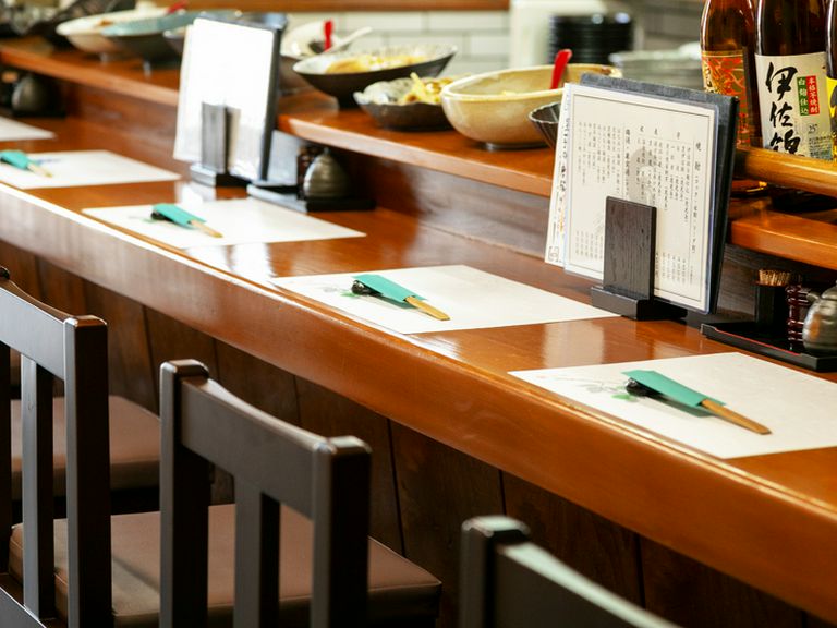 美味しい料理と旨い酒を味わう。時間を忘れる大人デート