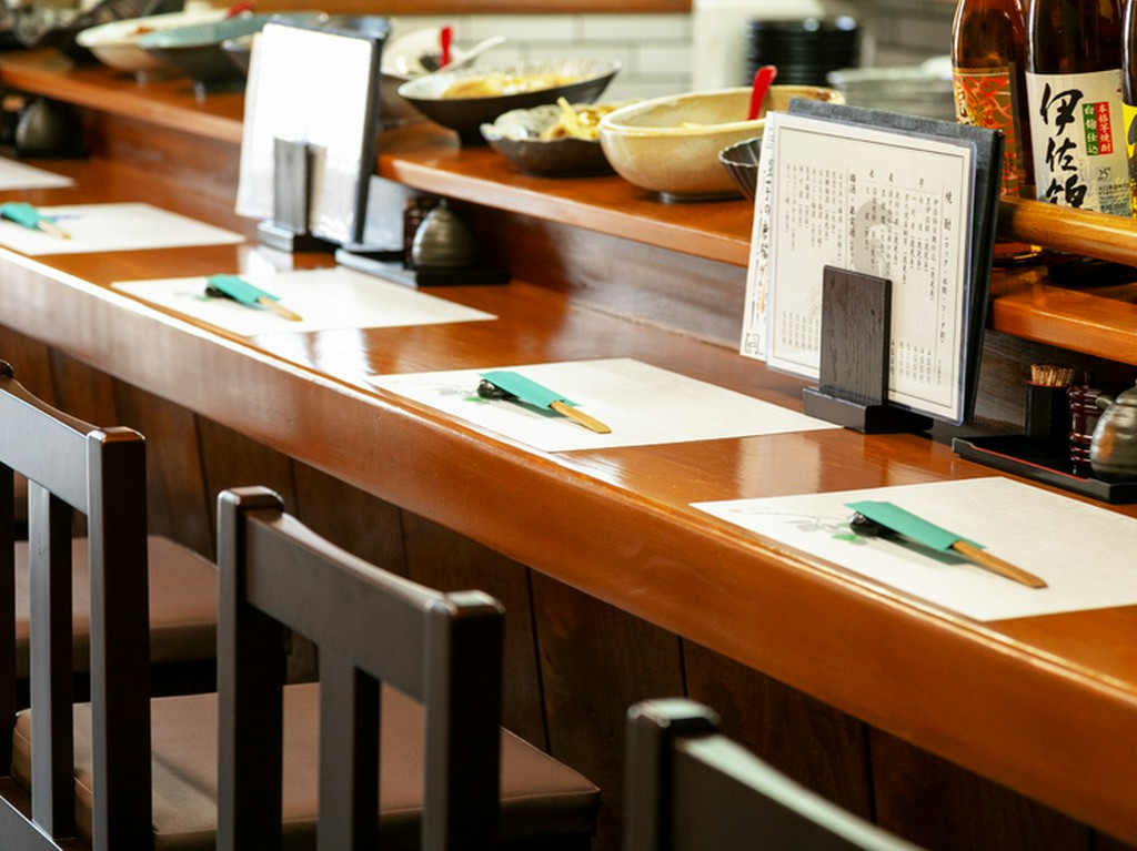 美味しい料理と旨い酒を味わう。時間を忘れる大人デート