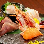 漁港から水揚げされた、新鮮な旬魚を仕入れています。その時期の美味しい魚介類を選別、吟味しており、素材本来の味をシンプルに楽しめます。五種の他、三種と七種もあるので人数に合わせて選べます。