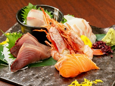 その時期の美味しい魚介類を選別、吟味。素材本来の味をシンプルに『お造り　五種盛り』