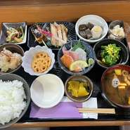 お造り盛り合わせ、若鶏の西京焼き、生麩田楽、京湯葉の出汁仕立て、季節の小鉢６種、白御飯、赤だし
(前日までの要予約)