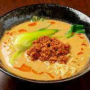 旨味と辛さを味わえる挽肉が決め手。本来は〆の一品でしたが、その味の魅力でリピーターが続出。これだけを食べに訪れる方もいるほどの、人気ナンバワーワンメニューとなっています。
