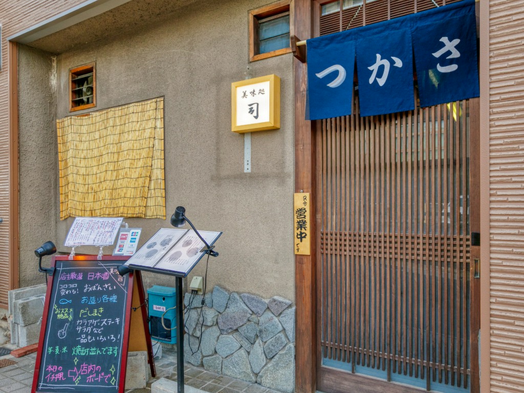 和を基調とした、木の温もりあふれる優しい空間で中華料理