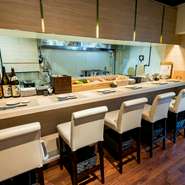 カウンター席は料理人との距離も近いため、料理人の手が空いたときには少し会話を楽しむこともできます。常に忙しいため難しいのですが、ちょっとした会話をお目当てに通う人も。