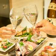 特別な日のデートは、特別な場所で相手を喜ばせてみませんか？　【くずし寿司割烹　海月】は、寿司、和食、日本酒からワインまで揃うため、さまざまな好みに合わせてもらえます。