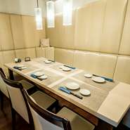 カーテンで仕切ることが出来る、半個室がつくられています。他の席とは通路を挟んでいるため、あまり他人の視線や会話が気になりません。接待や商談、会食などにもどうぞ。