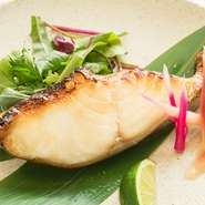 西京味噌に漬けこんだ銀だらを、ふっくら焼き上げます。ふんわり鼻孔をくすぐる香ばしい味噌の薫りと共に、銀だらのおいしさが口の中に広がります。