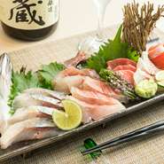 毎日、店主が仕入れている鮮魚の中から、白身、赤身、貝類など選りすぐりのお刺身を盛り合わせています。苦手な食材がある時には、気軽にご相談下さい。