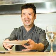 相手から声を掛けられる前に、こちらから行動することを心がけている料理人。「指摘されてから行うことはサービスではない。言われる前に行うことがサービスです」と話します。