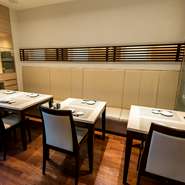 店内は落ち着いた雰囲気をつくり出すために、シンプルな内装となっています。ナチュラルな色彩で飾られた店内は、大人がゆったりと過ごすには最適な空間につくられています。