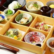 『とりしゃぶ』『とりすき』『土鍋ご飯』をメインにした会席は、人数やシチュエーションに合わせて最適なコースが選べます。お昼の会席も用意され、接待や法事などの大切な食事の席にも利用しやすいお店です。