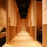 店内はふすまで仕切られ、全席個室です。ふすまを外せば何人でも対応できる空間に変わるため、大人数で楽しむ宴会にもぴったりです。掘りごたつ式で足を伸ばせるのも嬉しいポイントです。