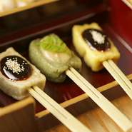 豆腐や鶏料理はカロリーが低く、ヘルシーと女性からの支持も絶大！ほかにも『生麩の2色田楽』や『鯛めし』などが好評だとか。『鯛めし』は注文が入ってから人数に合わせて炊いているので、“特別感”も味わえます。