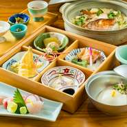 店名が【福福】ということもあり、結納の席に人気です。揚げ物、炊き物などを盛り合わせた『福福箱』や、お造り、汲み上げどうふがついた『顔合わせ特別会食』など、祝いの席に特化したメニューも用意されています。