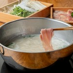 名古屋の郷土料理『ひきずり鍋』を3つの味にアレンジした、名古屋コーチンの『名代とりすき』
