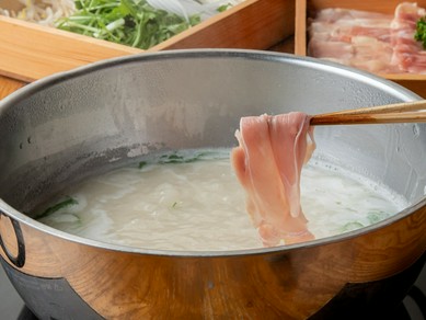 名古屋の郷土料理『ひきずり鍋』を3つの味にアレンジした、名古屋コーチンの『名代とりすき』