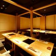 店内は明るい木目調で、温かな雰囲気です。全席個室なので、落ち着いて過ごせます。常に来店客の目線を大切にし、また来たくなるような"飽きさせない"料理とサービスが提供されます。