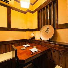 居心地の良いレトロな隠れ家で、じっくりと美酒を堪能