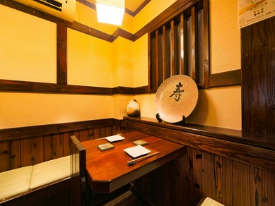 居心地の良いレトロな隠れ家で、じっくりと美酒を堪能
