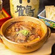 野趣あふれるジビエと柔らかい赤鶏をトロトロに煮込んだ『きくお名物　猪鹿鳥煮込み』