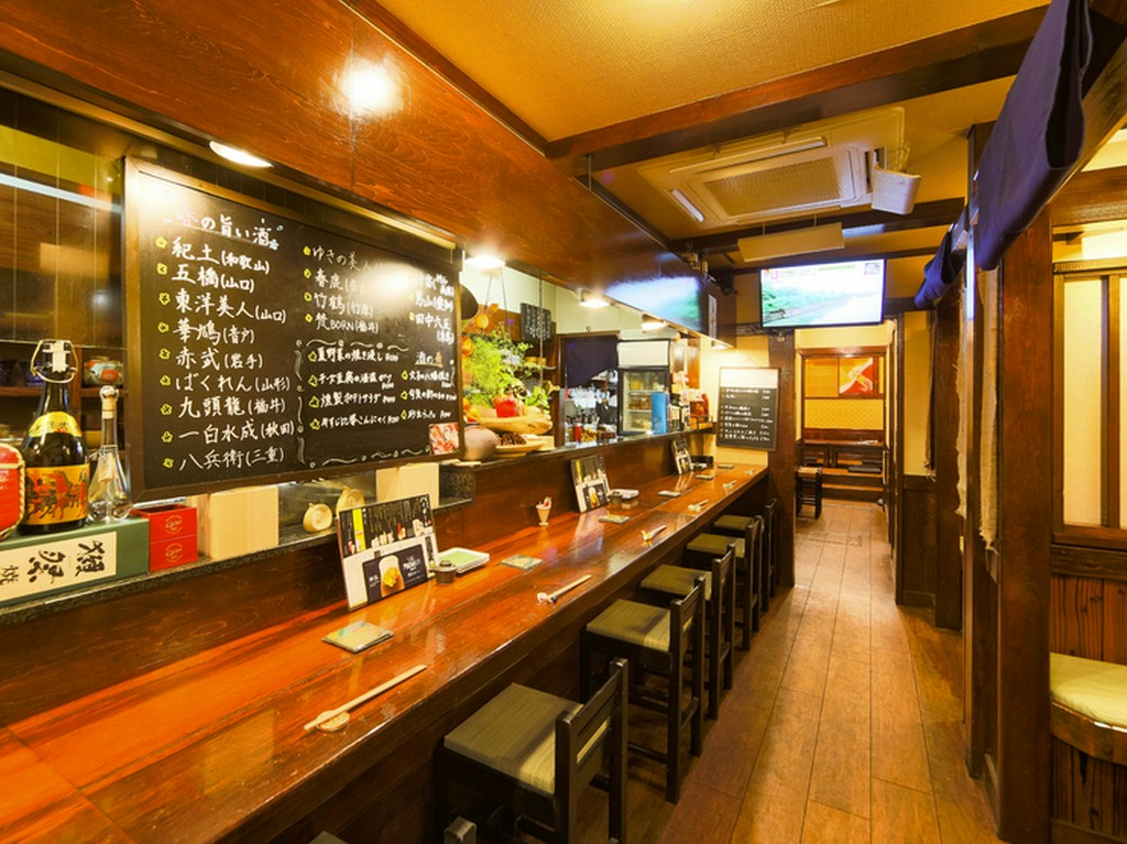 お一人様でもふらりと立ち寄りやすい、温もりのある店内