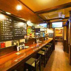 お一人様でもふらりと立ち寄りやすい、温もりのある店内