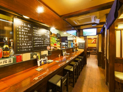 お一人様でもふらりと立ち寄りやすい、温もりのある店内