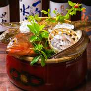 店には毎日草津漁港から鮮度抜群の魚介が直送されてきます。水揚げされたばかりの穴子やマグロ、本場広島県産の牡蠣など、その時期ならではの食材を厳選仕入れ。季節ごとに変わる海の幸が楽しめます。