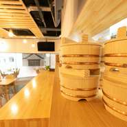 炊き立てのご飯を提供するおひつには、讃岐桶樽が使われています。香川県の数少ない伝統工芸士である能祖氏の手によるもの。おひつを使うと余分な水分と粗熱がとれ、甘みを際立たせてくれます。