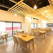 白と木を基調にした店内は、シンプルでありながら暖かみがあり心安らぐ空間。ゆっくりと落ち着いて食事を楽しむことができるスペースです。店内には木の香りと炊き立てご飯のいい香りが漂います。