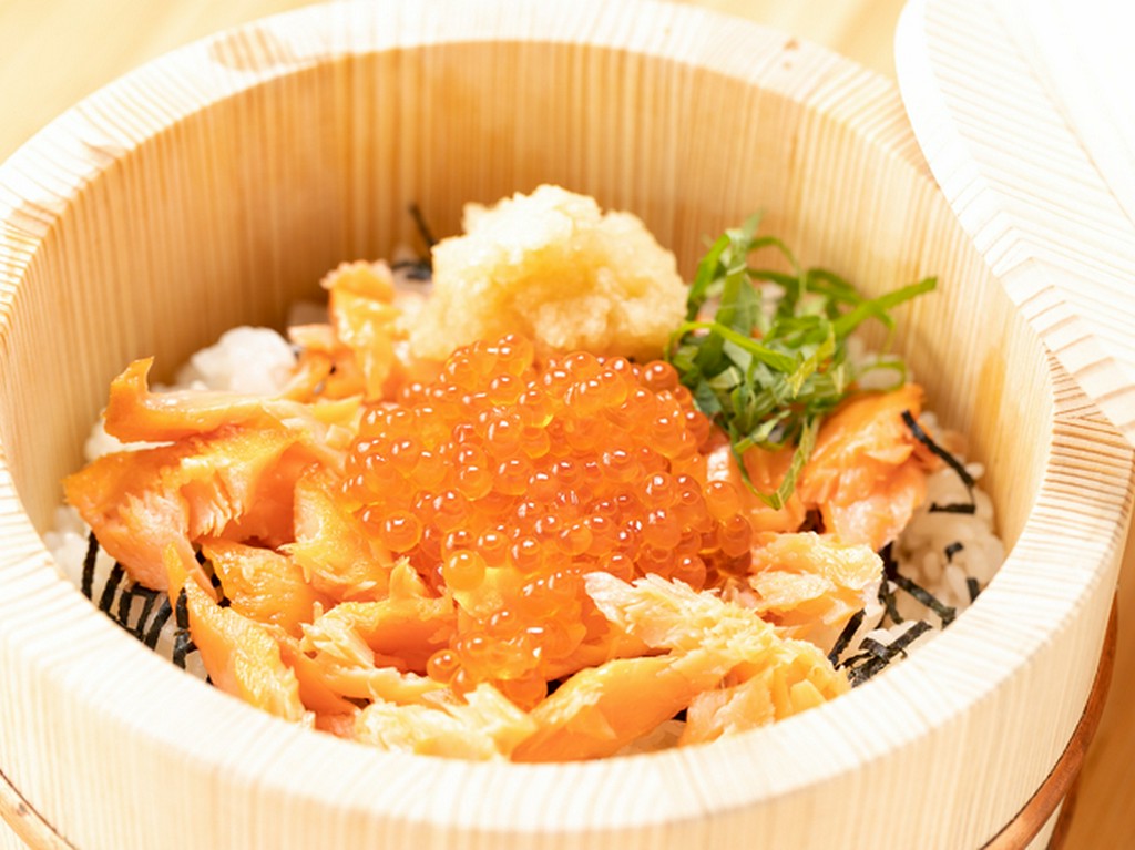 白いご飯と鮭の黄金コンビ、そこにイクラが合わさりワンランク上の味へ『鮭といくら』