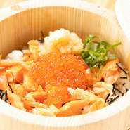 お米マイスターが厳選した全国各地の銘柄米が使われています。脂ののった焼き立ての鮭と、炊き立てご飯との相性は抜群。イクラが加わることで贅沢感が増します。混ぜ合わせていただくと、さらにおいしさがアップ。